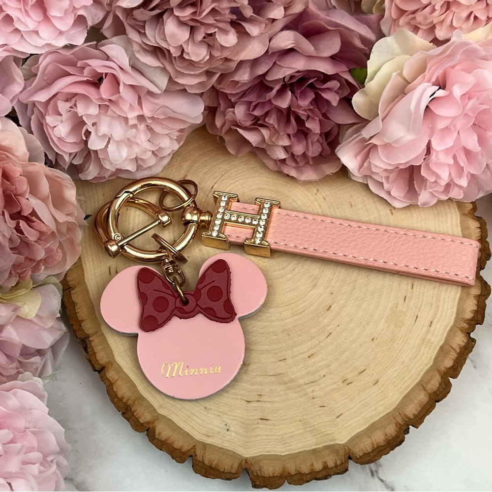 Gorgeous Pink Leather Minnie Mouse with Wrist Strap Key Fob Keychain - Picture 1 of 16